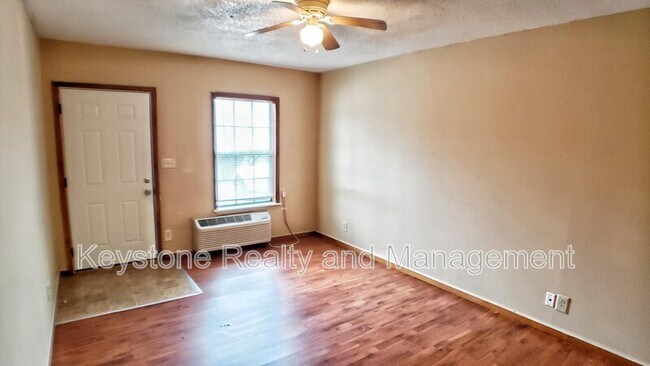 Building Photo - 706 Peachers Dr