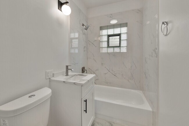 Building Photo - 3058 W Cortland St