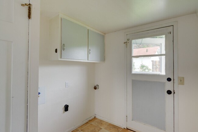 Building Photo - Charming 3-Bedroom Home Near Downtown Oak Harbor –Pet Friendly home.