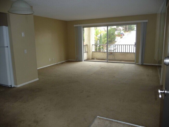 Building Photo - $500 MOVE IN SPECIAL! Large 2 Bedroom, 2 Bath Condo - Walk to Mission Bay!