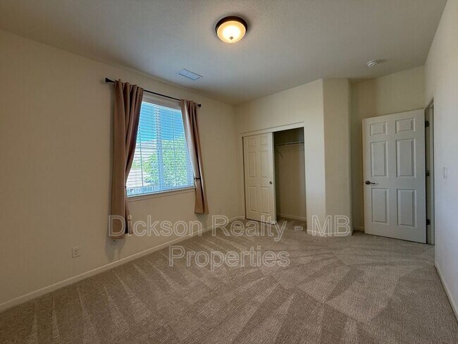 Building Photo - 10760 Ridgebrook Dr