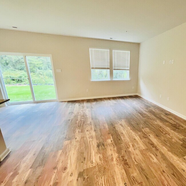 Building Photo - 3br 2.5ba Townhome Northeastern SD!