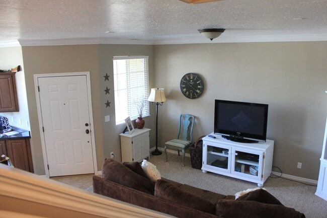 Building Photo - Spacious 3 Bedroom In Stansbury Park- Show...