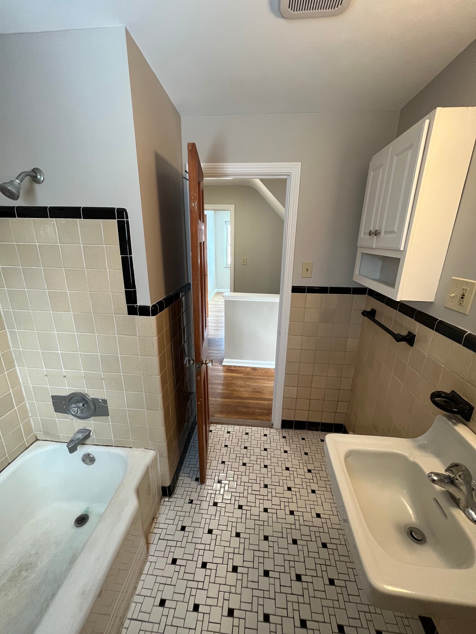 Full bathroom. Fresh paint and fixtures - 270 E 200th St