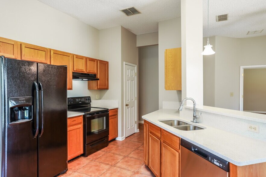 Building Photo - 8073 Leafcrest Dr