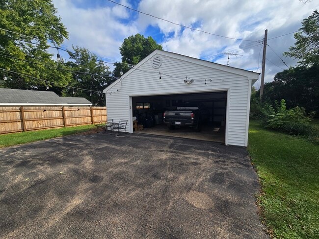 Building Photo - 1124 Somonauk St