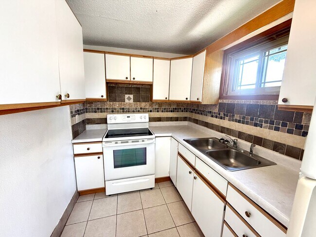 Building Photo - 620 E Seerley Blvd