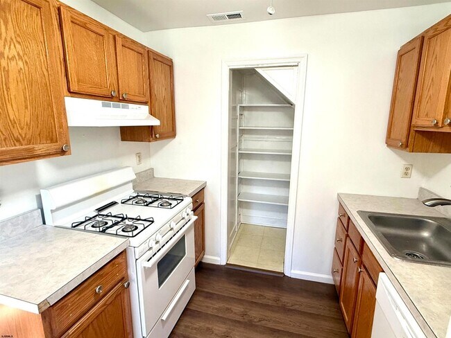 Building Photo - 1309 Matthews Ave