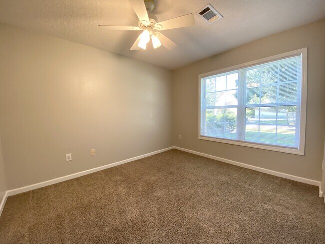 Building Photo - Home in Woodbridge With a Screened Porch a...