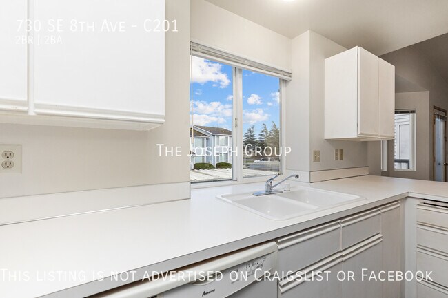 Building Photo - Top Floor 2BD/1.75BA Condo in Oak Harbor!