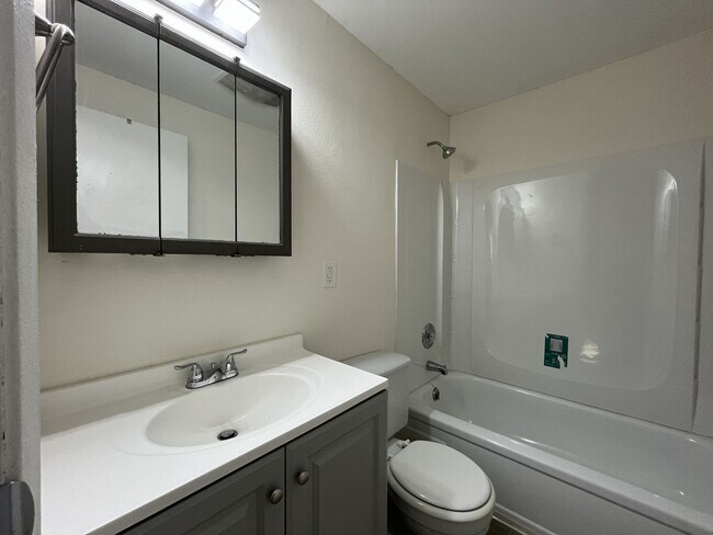Building Photo - 4911 SW Beaverton Hillsdale Hwy