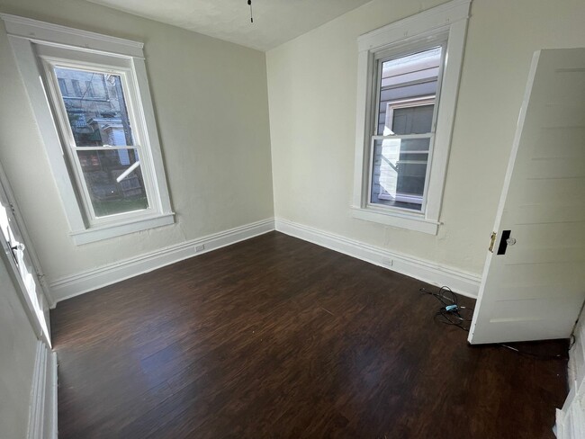 Building Photo - Spacious 2 bedroom Apartment for rent !