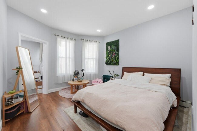 Building Photo - 17 Troy St