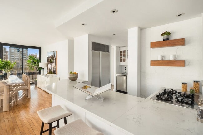 Building Photo - 330 E 75th St