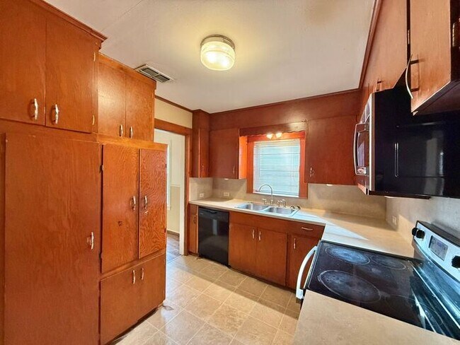 Building Photo - Tour Today! 2 Bedroom, 1 Bath Home