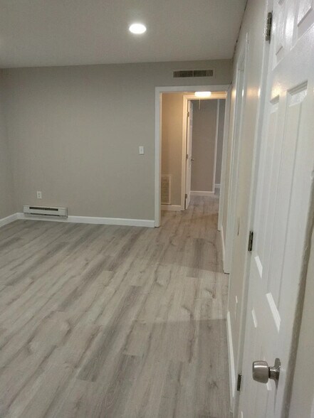 Building Photo - 379 W Outer Dr