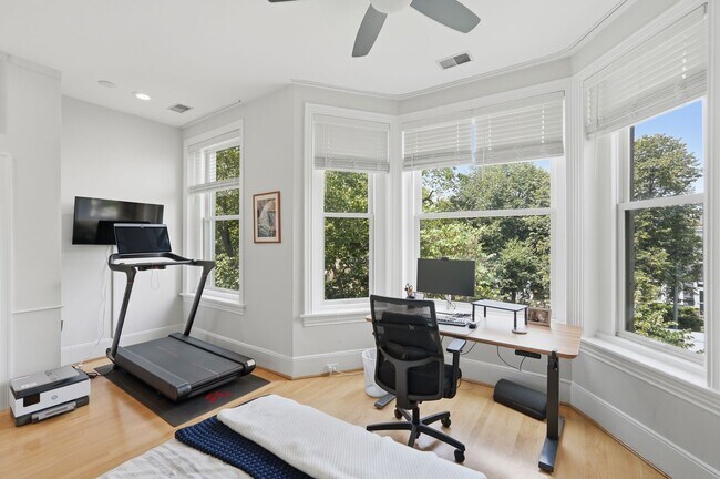Building Photo - Capitol Hill Victorian Home | 3 Bed | 2.5 Bath | 2,700 Sf | Patio & Screened-In Porch | 2 Surface...