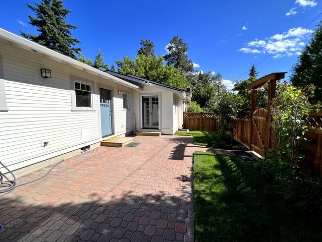 Building Photo - Charming Historical Home, Desirable Downtown Location. Flexible Lease Terms, 30-day Min. All Util...