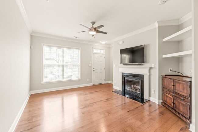 Building Photo - (Coming Soon) Newly Renovated Townhome Oas...
