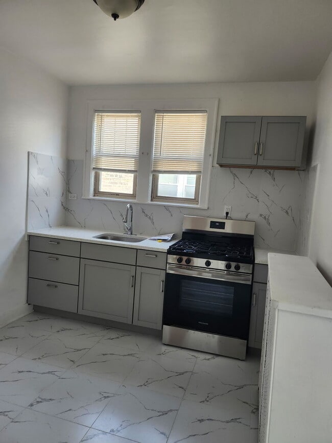 Building Photo - 2827 N Parkside Ave