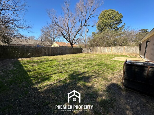 Building Photo - Charming 3BR/2BA Memphis Home w/ Vaulted Ceilings, Fireplace & Fenced Backyard