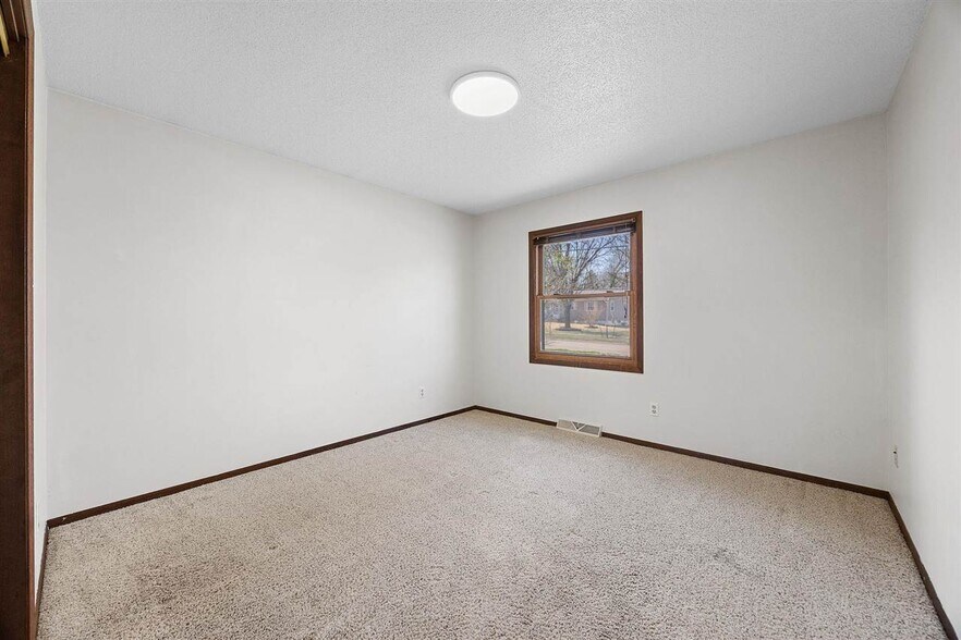 Building Photo - 1564 Prairie du Chien Rd