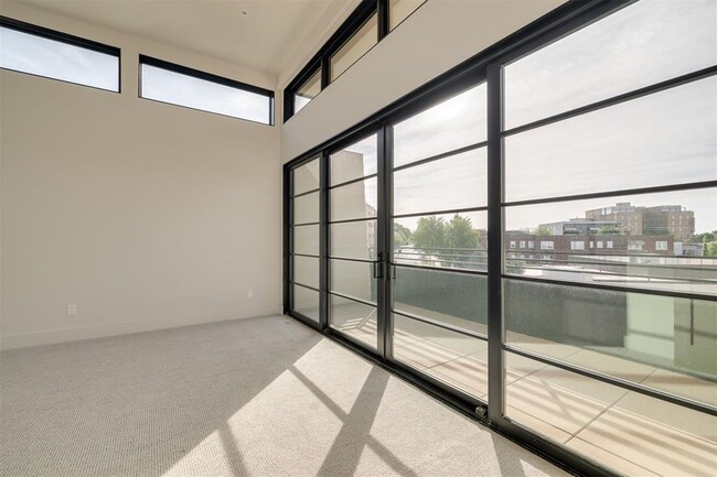 Building Photo - 1303 N Dewey Ave