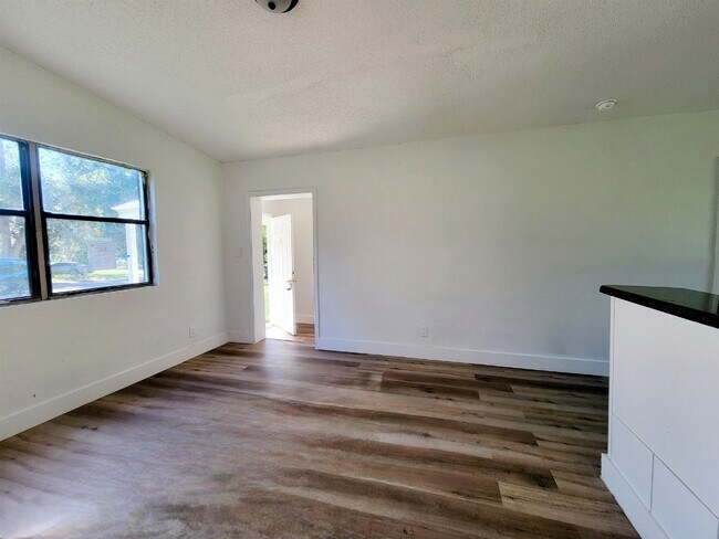 Building Photo - 906 N Veterans Dr