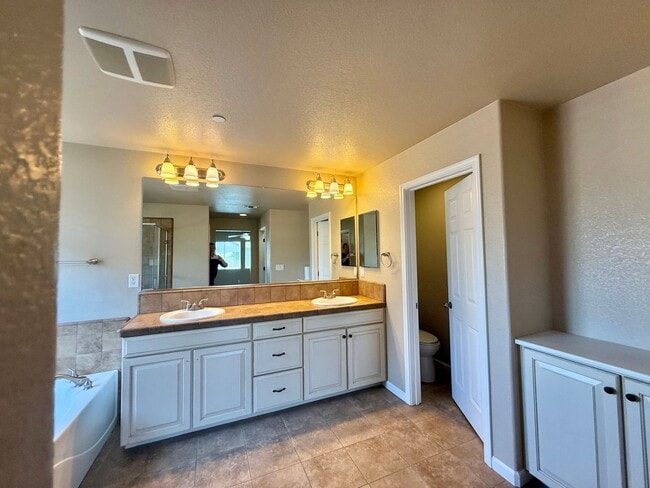 Building Photo - Charming 4 Bedroom Home in Springlake