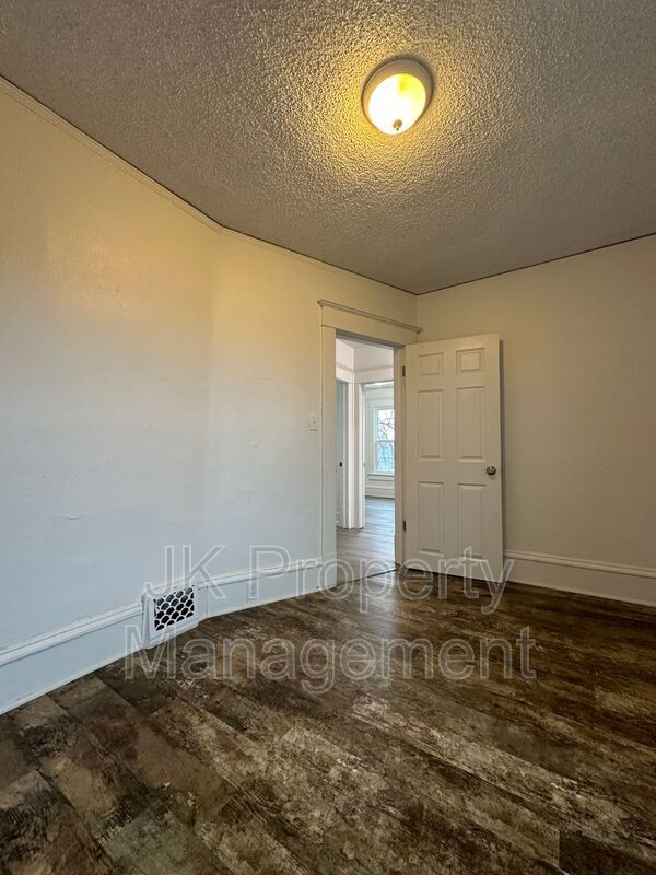 Building Photo - 604 2nd Ave S