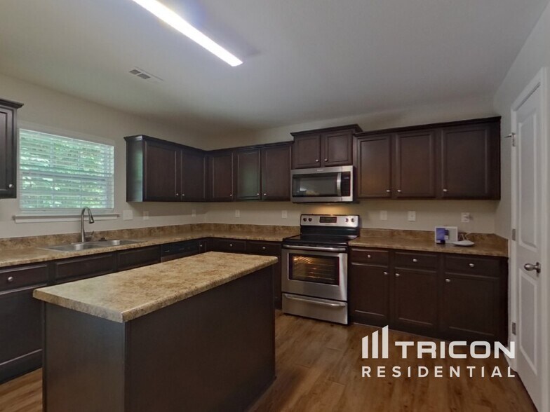 Building Photo - 5936 Sanders Farm Ln