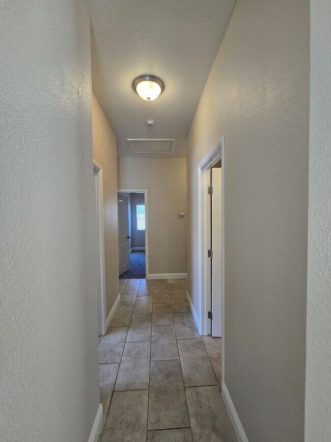 Building Photo - A Fabulous 4 Bedroom Single Story Home at the Lakes