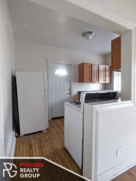 Building Photo - 730 W Roscoe St