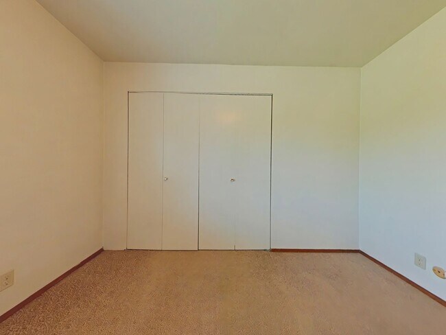 Building Photo - 2 Bedroom Apartment ~ Close to Campus ~ Ca...