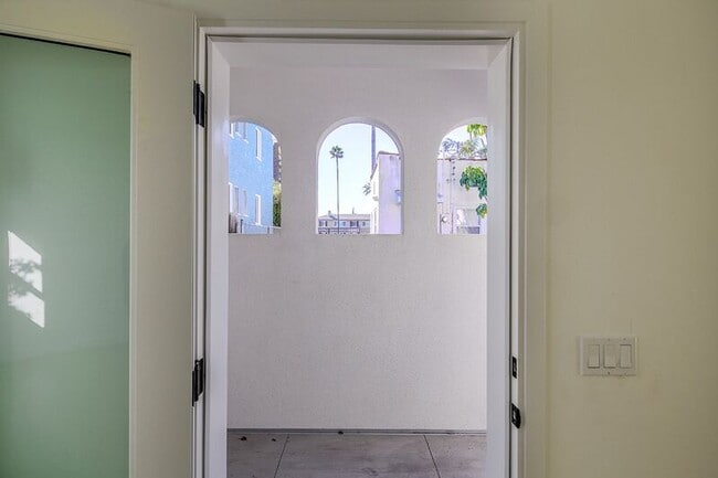 Building Photo - 621 W Glenoaks Blvd