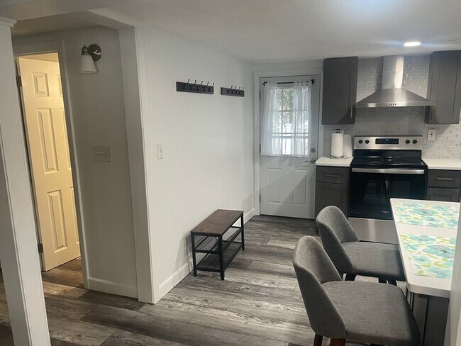 Building Photo - 8 Rock Cliff Rd