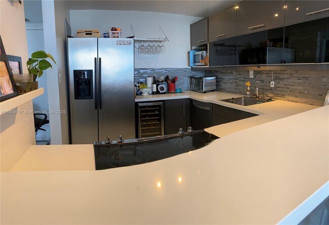 Building Photo - 6900 Bay Dr