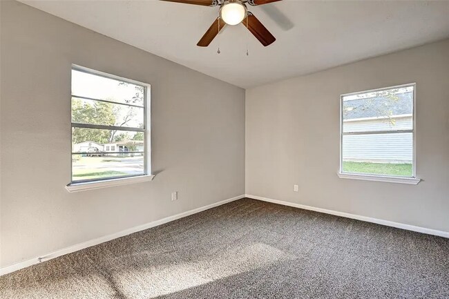 Building Photo - Bluebonnet