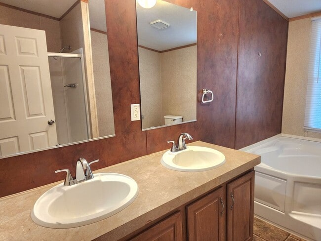 Building Photo - Inviting 3 bedroom 2 bath House with fenced yard