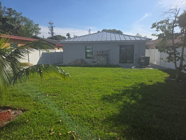 Building Photo - 716 Truman St