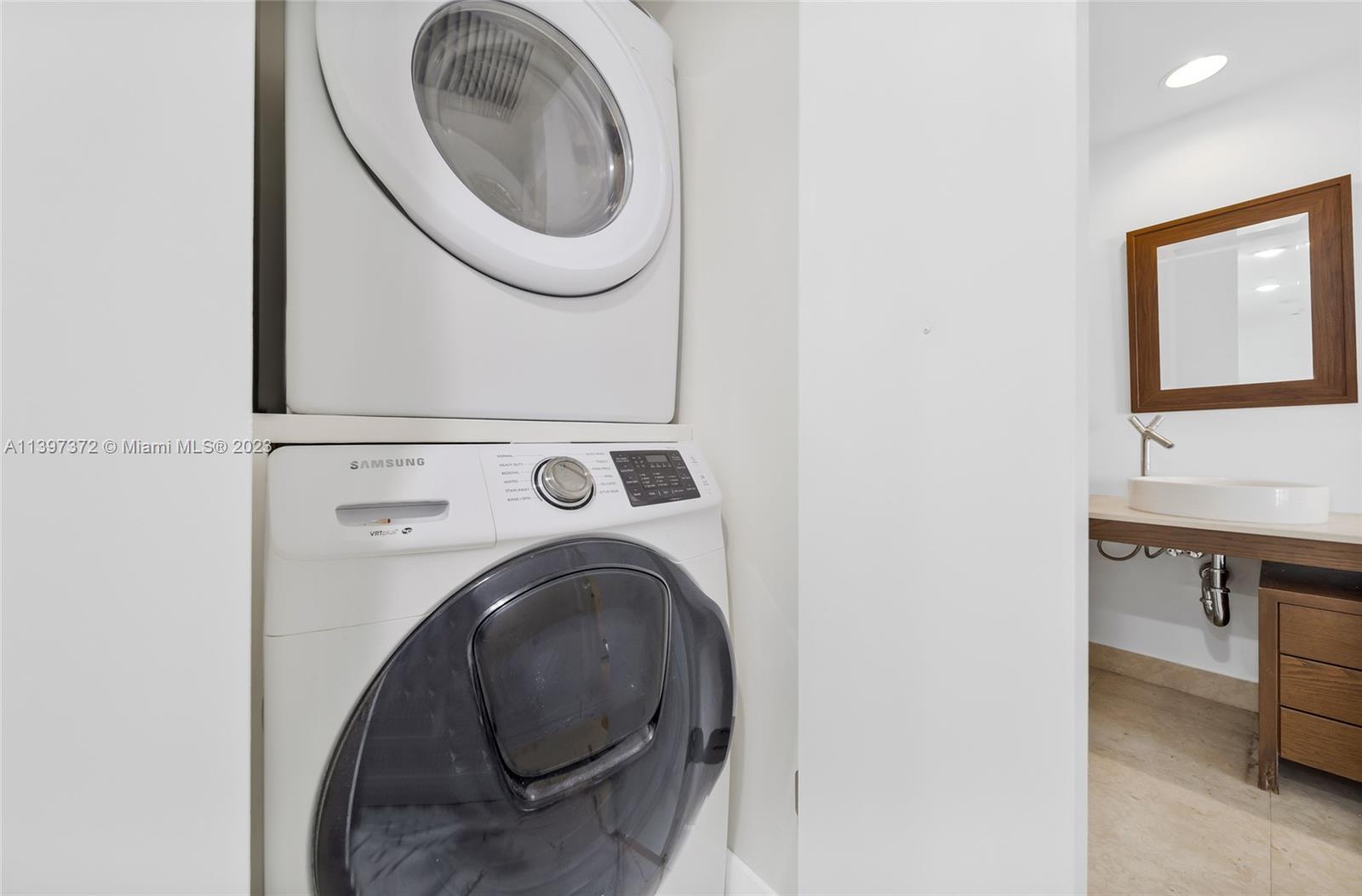 Building Photo - 475 Brickell Ave