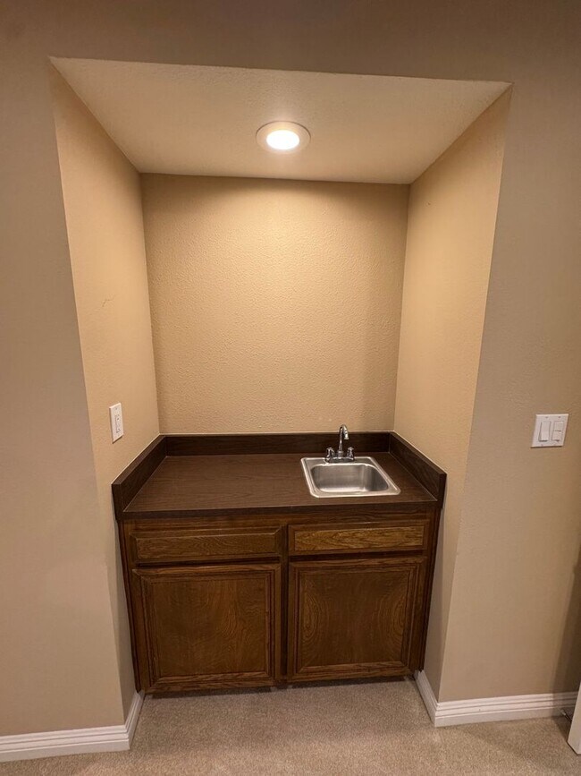 Building Photo - Prime Cul-de-Sac Location with Expansive Backyard