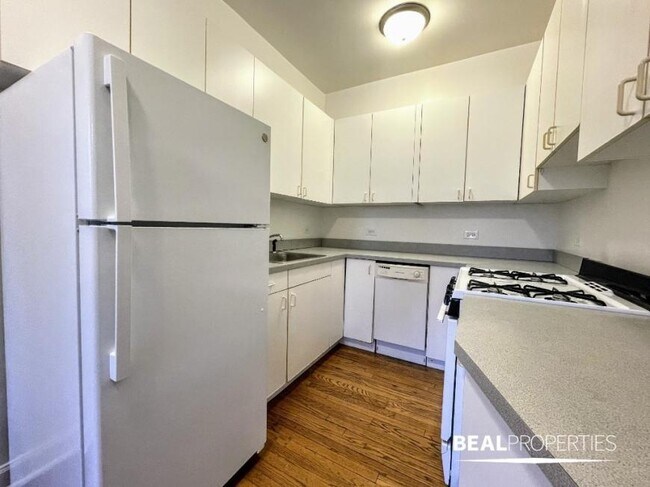 Building Photo - 1 bedroom in CHICAGO IL 60613