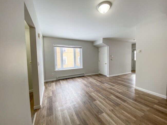 Building Photo - Gorgeous single-family home near Hartford Hospital