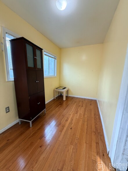 Building Photo - 723 Bennington St