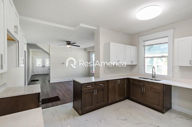 Building Photo - Newly Renovated 4/2 in Midtown!
