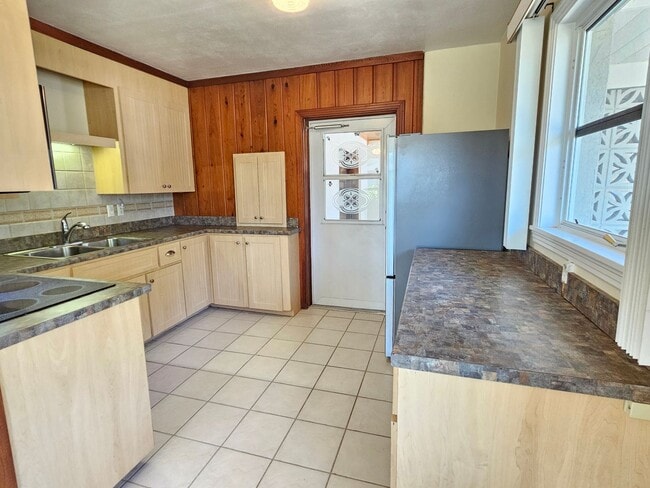 Building Photo - Venice Island – North of Venice Ave - Annual Single Family Home– Minutes from Venice Beach, Mains...