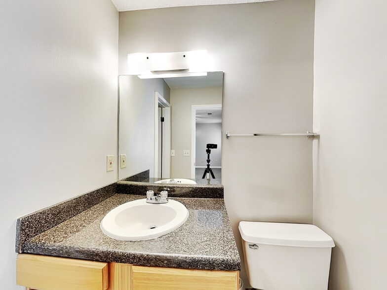 Building Photo - 5022 Hawthorne Ct