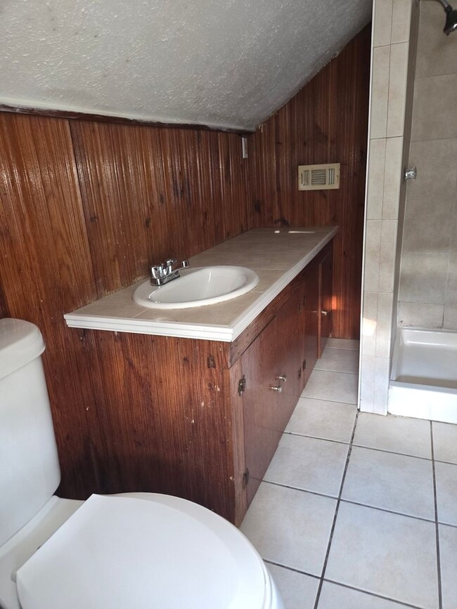 Building Photo - Spacious 4 Bed/ 2 Bath in North Jackson!