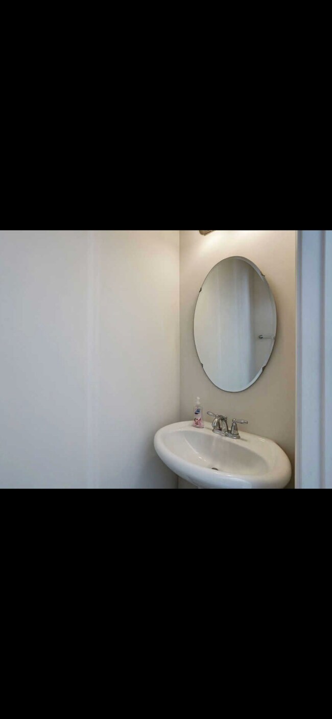 Building Photo - 107 Bancroft Dr